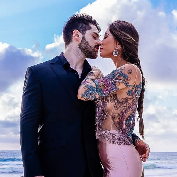 Alok e Romana Novais escolheram o nascer do sol para um casamento intimista no alto do Corcovado, aos pés do Cristo Redentor, no Rio de Janeiro