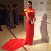 Thaila Ayala usa vestido longo vermelho alaranjado durante o Brazil Foundation 2014, nos Estados Unidos
