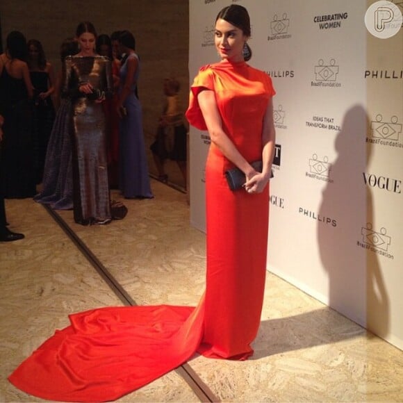 Thaila Ayala usa vestido longo vermelho alaranjado durante o Brazil Foundation 2014, nos Estados Unidos
