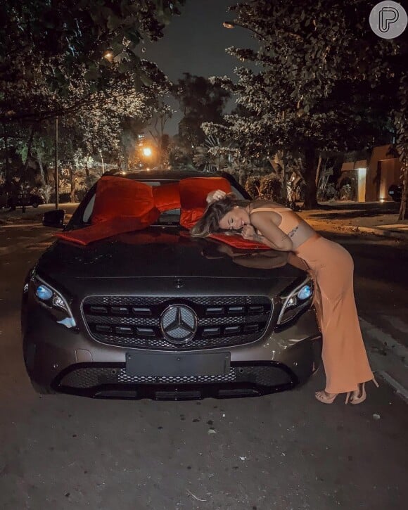 Grávida, Gabi Brandt ganha carro Mercedes GLA, avaliado em cerca de R$ 160 mil, de presente do noivo, Saulo Pôncio
