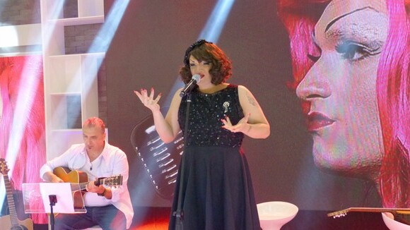 Deena Love canta no 'Mais Você' após roubar a cena no 'The Voice Brasil'