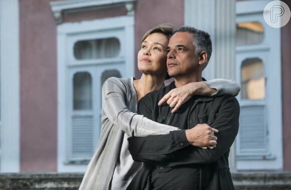 Na novela 'Espelho da Vida', O amor de padre Luiz (Ângelo Antônio) e Piedade (Julia Lemmertz) começará a vir à tona