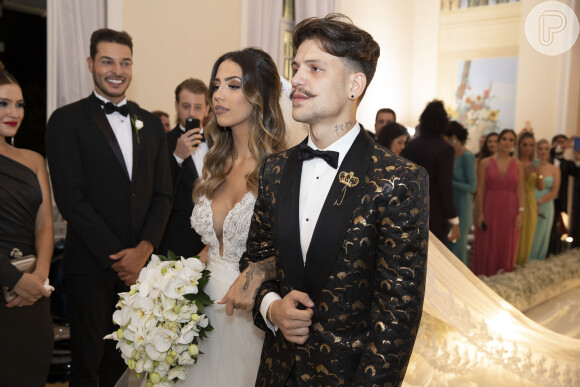 Saulo Poncio usou terno da grife Dolce & Gabbana em casamento com Gabi Brandt