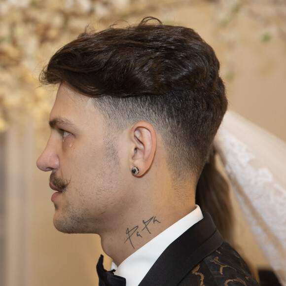 Saulo Poncio chora durante casamento com Gabi Brandt