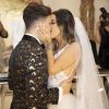 Gabi Brandt e Saulo Poncio trocam beijos após casamento
