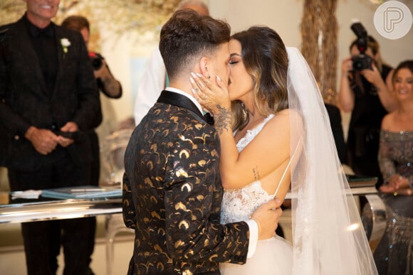 Gabi Brandt e Saulo Poncio trocam beijos após casamento