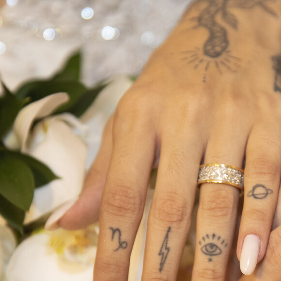 Gabi Brandt e Saulo Poncio exibem aliança após casamento de luxo