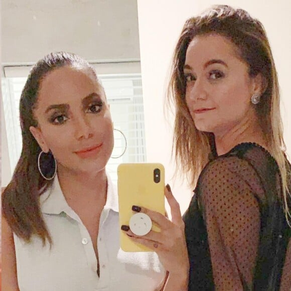 Anitta reproduz foto antiga com a prima após 10 anos