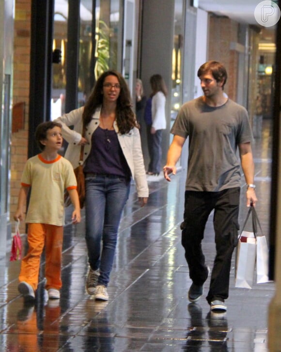 Nesta sexta-feira (19), Vladimir Brichta passeou com os filhos, Agnes e Vicente