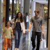 Vladimir Brichta leva os filhos para passeio em shopping no Rio, e compra sovertes para os herdeiros