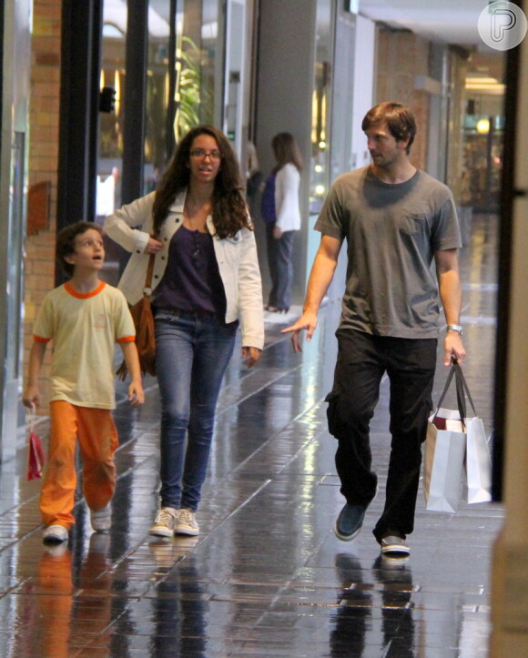 Vladimir Brichta leva os filhos para passeio em shopping no Rio, e compra sovertes para os herdeiros