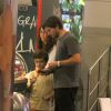 Vladimir Brichta leva os filhos para passeio em shopping no Rio, e compra sovertes para os herdeiros, nesta sexta-feira, 19 de setembro de 2014