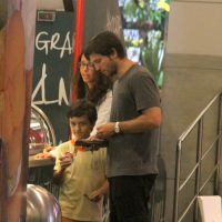 Vladimir Brichta passeia e toma sorvete com os filhos em shopping no Rio