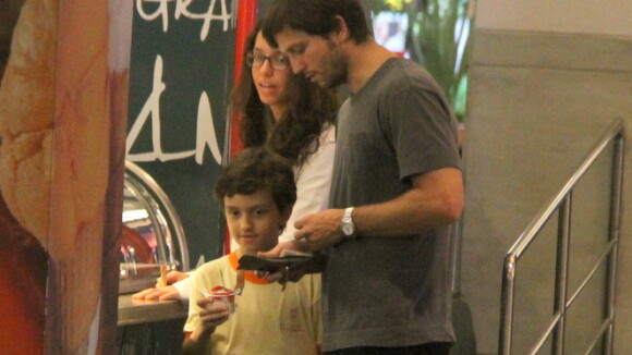 Vladimir Brichta passeia e toma sorvete com os filhos em shopping no Rio