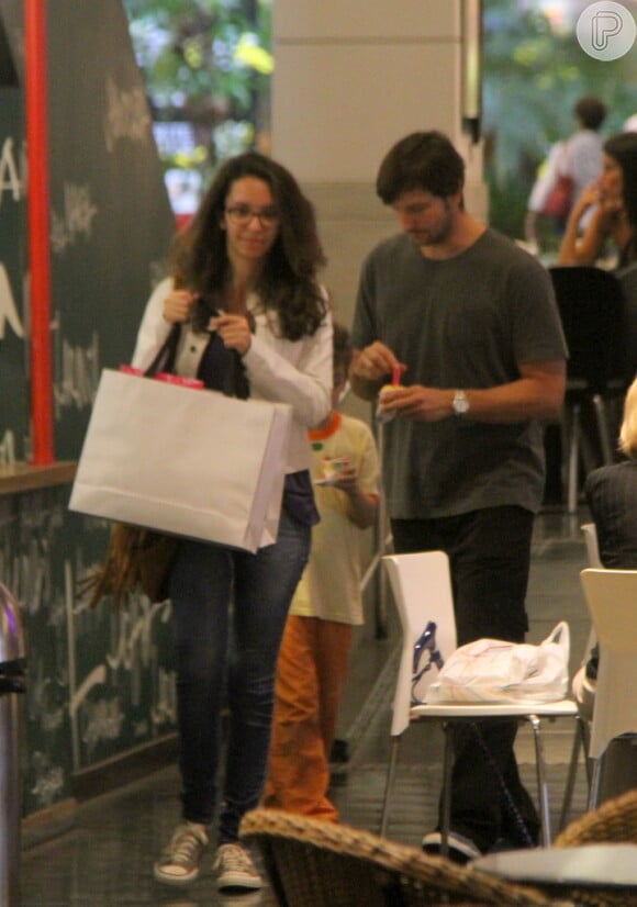 Vladimir Brichta passeia em shopping com os filhos, Agnes e Vicente