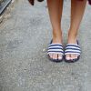 Comfy: Tendência de verão, os chinelos tipo slide vão bem em vários tipos de produção