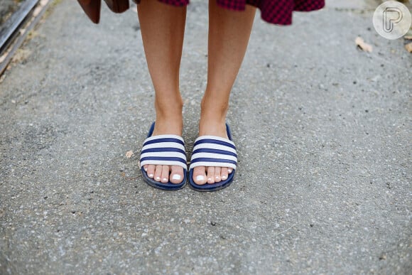 Comfy: Tendência de verão, os chinelos tipo slide vão bem em vários tipos de produção