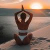 Luísa Sonza faz pose de ioga com look praia branco no Maranhão