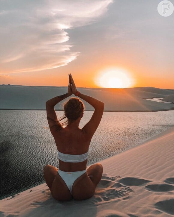 Luísa Sonza faz pose de ioga com look praia branco no Maranhão