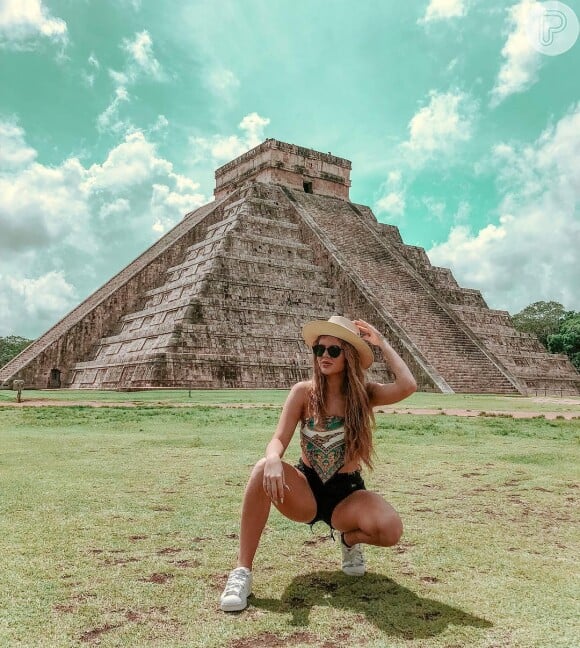 Luísa Sonza usou um lenço como blusa ao visitar as pirâmides de Teotihuacan, no Mexico