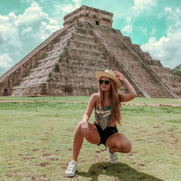 Luísa Sonza usou um lenço como blusa ao visitar as pirâmides de Teotihuacan, no Mexico