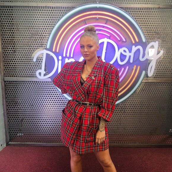 A modelagem oversized e o xadrez apareceram em look de Luísa Sonza no 'Domingão do Faustão'