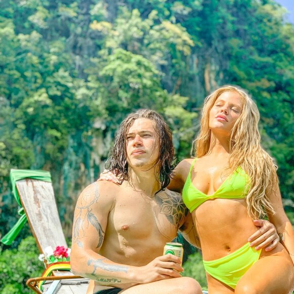 Luísa Sonza posa com o marido, Whindersson Nunes, e look neon durante viagem