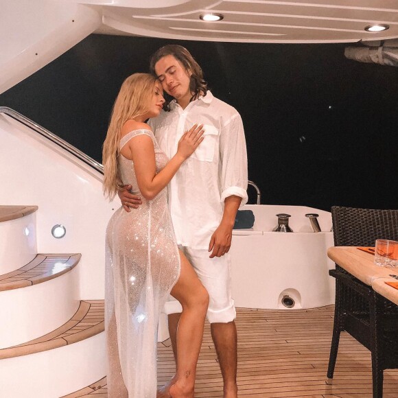 Luísa Sonza escolheu um look com transparência para comemorar a chegada de 2019