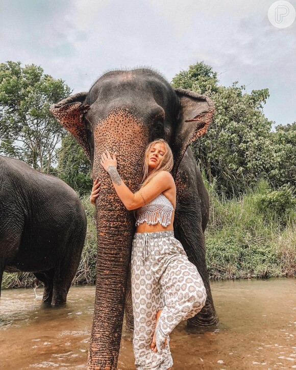 Luísa Sonza escolheu uma calça larguinha e top de crochê para visitar santuário de elefantes