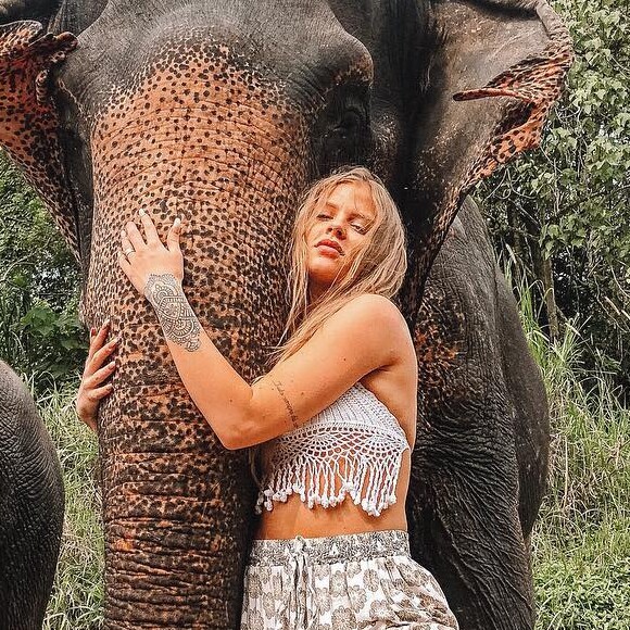 Luísa Sonza escolheu uma calça larguinha e top de crochê para visitar santuário de elefantes