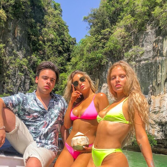 Luísa Sonza não dispensa um beachwear por dentro das tendências, como o biquíni fluorescente