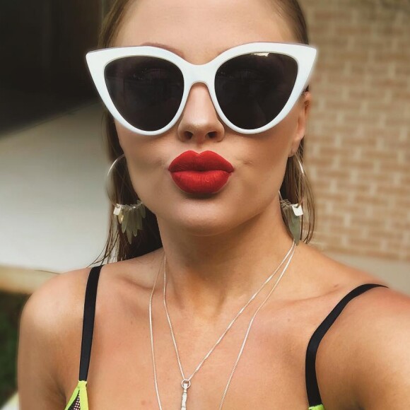 Neon aparece nos looks de verão de Luísa Sonza