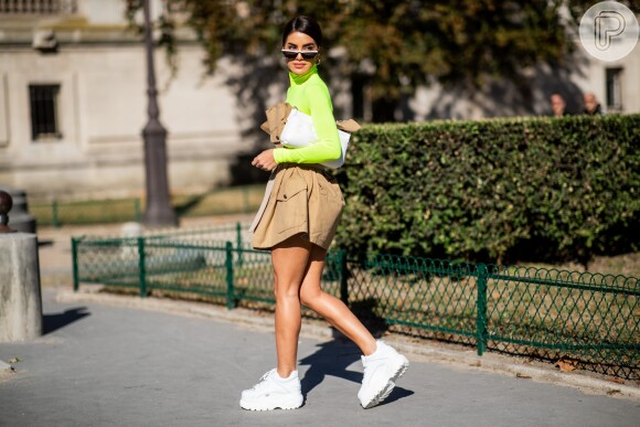 Camila Coelho: apostou no neon + bege + dad sneakers