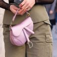 No detalhe: Saddle bag, da Dior