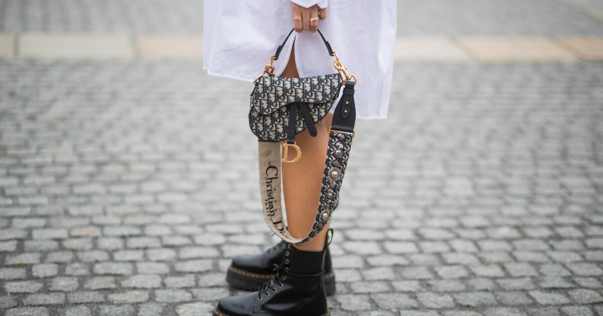 Foto: A reedição da Saddle Bag da Dior foi vista nos dois últimos desfile  de prêt-à-porter da marca. O novo modelo chega ao Brasil neste 19 de julho  de 2018 - Purepeople