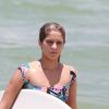 A atriz, fã de surfe, carregou sua prancha depois de praticar o esporte