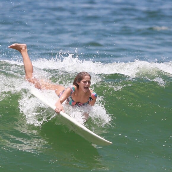 Isabella Santoni curtiu o dia de sol na praia da Barra da Tijuca, no Rio de Janeiro