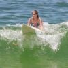 Isabella Santoni se divertiu com as ondas no Rio de Janeiro em tarde de surfe