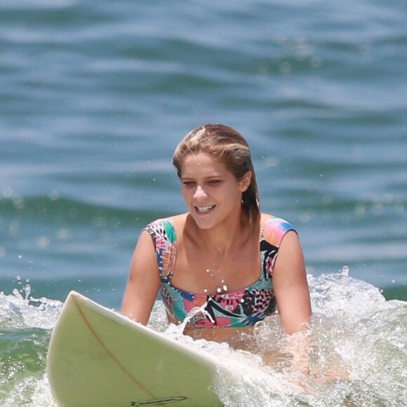 Isabella Santoni se divertiu com as ondas no Rio de Janeiro em tarde de surfe