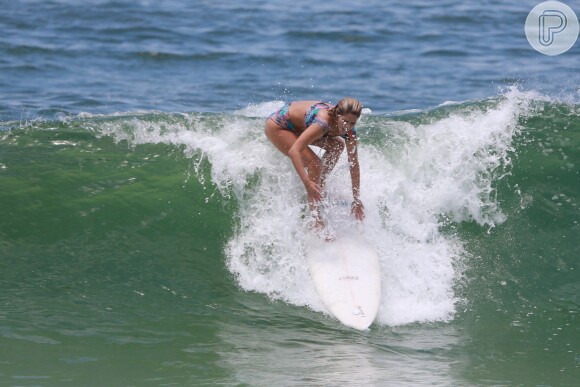 Isabella Santoni precisou se equilibrar durante o dia de surfe no Rio de Janeiro