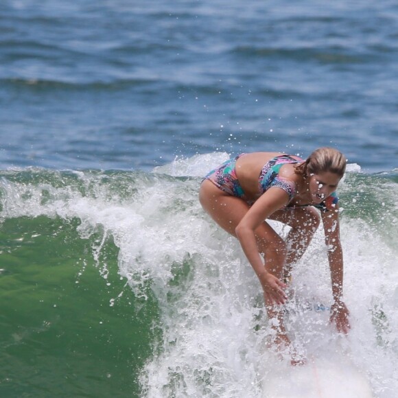 Isabella Santoni precisou se equilibrar durante o dia de surfe no Rio de Janeiro