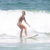 Isabella Santoni é fã de biquínis maiores para praticar surfe