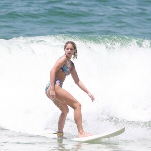 Isabella Santoni é fã de biquínis maiores para praticar surfe
