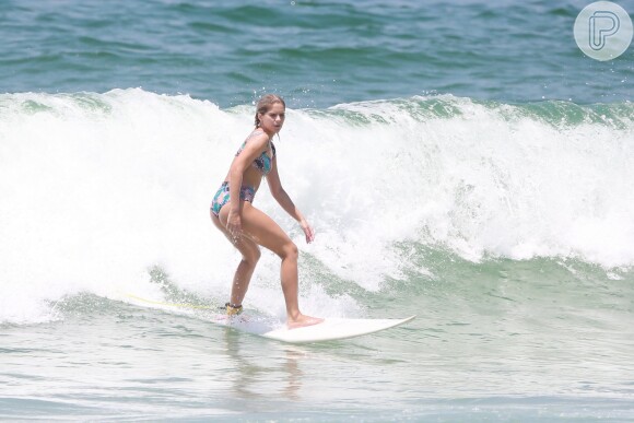 Isabella Santoni mostrou todo seu equíbrio em cima da prancha de surfe