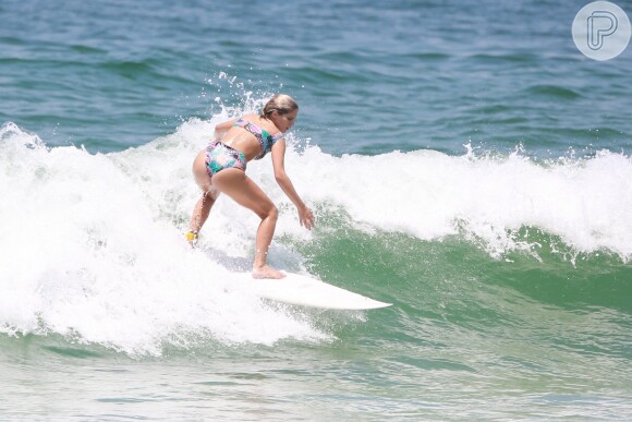 Isabella Santoni escolheu um biquíni com calcinha hot pant para aproveitar com conforto o dia de surfe