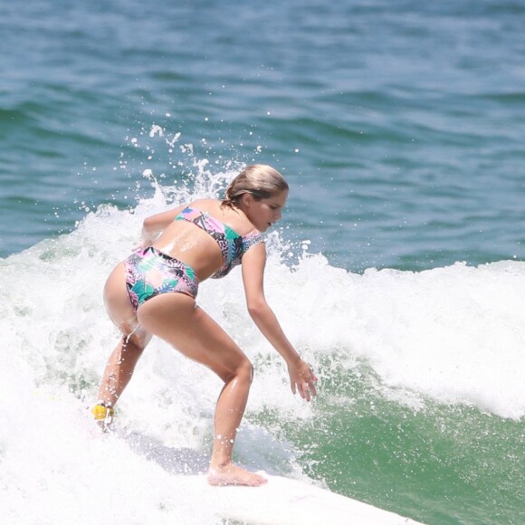Isabella Santoni escolheu um biquíni com calcinha hot pant para aproveitar com conforto o dia de surfe