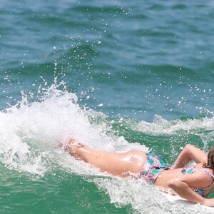 Isabella Santoni curtiu as ondas da praia da Barra da Tijuca em cima da prancha