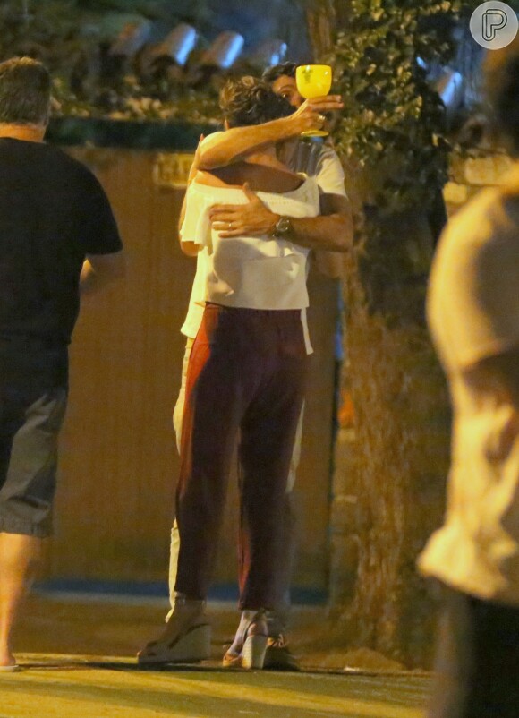 Glenda Kozlowski e o empresário Luis Tepedino são fotografados aos beijos nas ruas do baixo Gávea, zona sul do Rio de Janeiro, na noite desta quarta-feira, 23 de janeiro de 2019