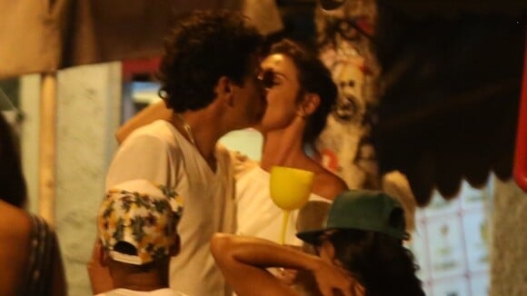 Glenda Kozlowski e marido, Luis Tepedino, trocam beijos em point carioca. Fotos!