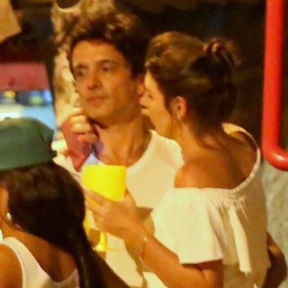 Glenda Kozlowski e o empresário Luis Tepedino são fotografados aos beijos nas ruas do baixo Gávea, zona sul do Rio de Janeiro, na noite desta quarta-feira, 23 de janeiro de 2019